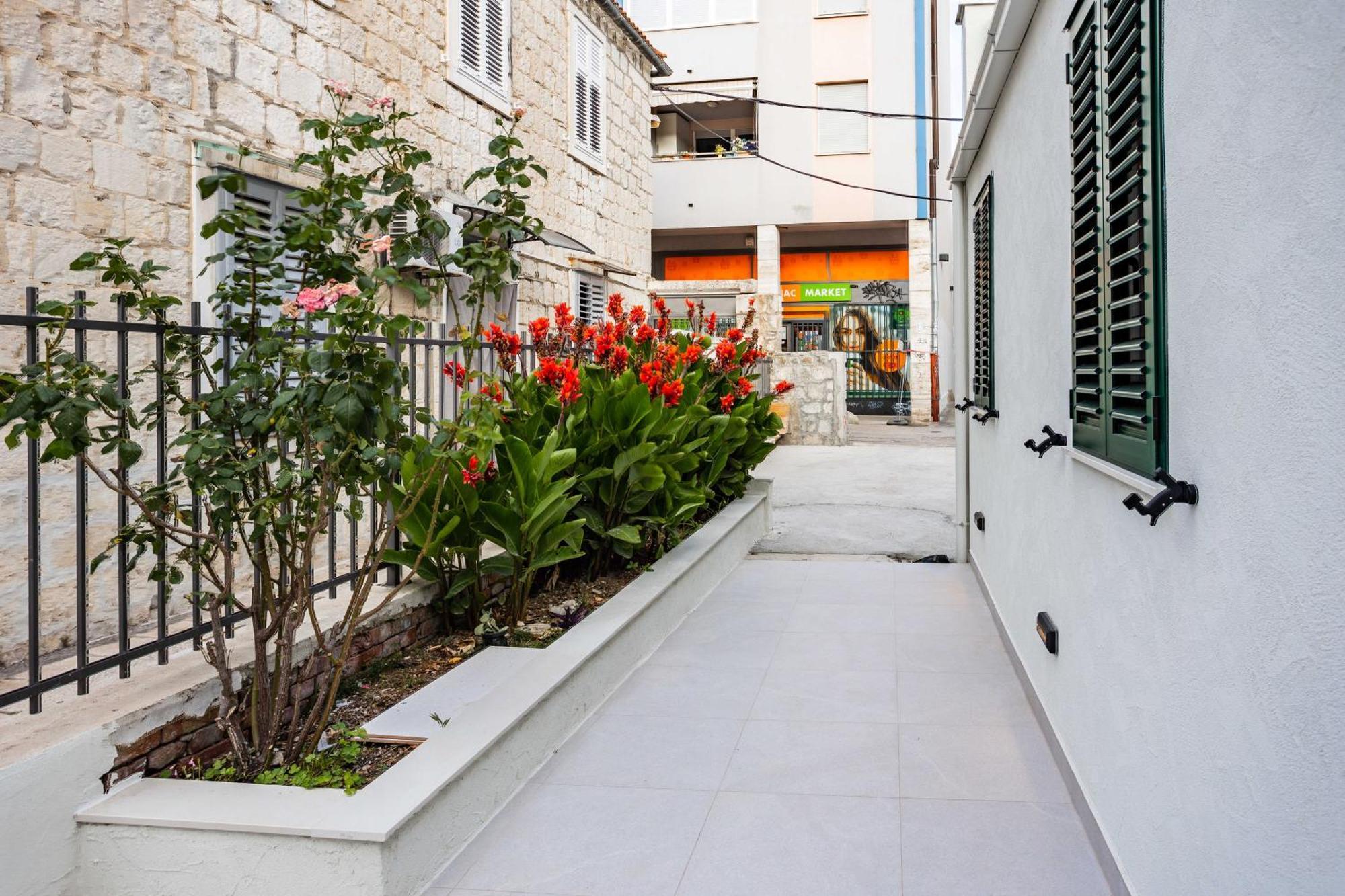 Luxury City Center House Split Exterior photo